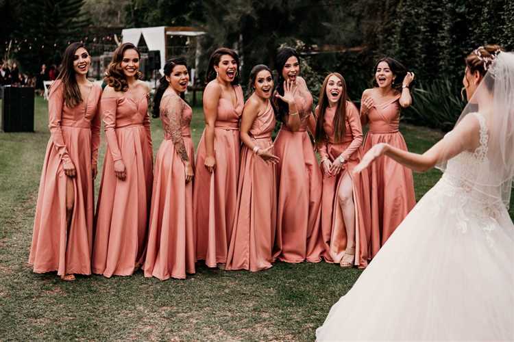 ¿Qué hacen las damas de honor durante la boda?