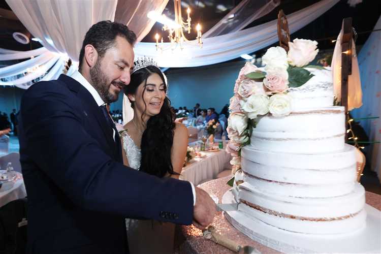 El costo de un pastel de bodas