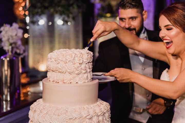 ¿Cómo parten el pastel los novios?