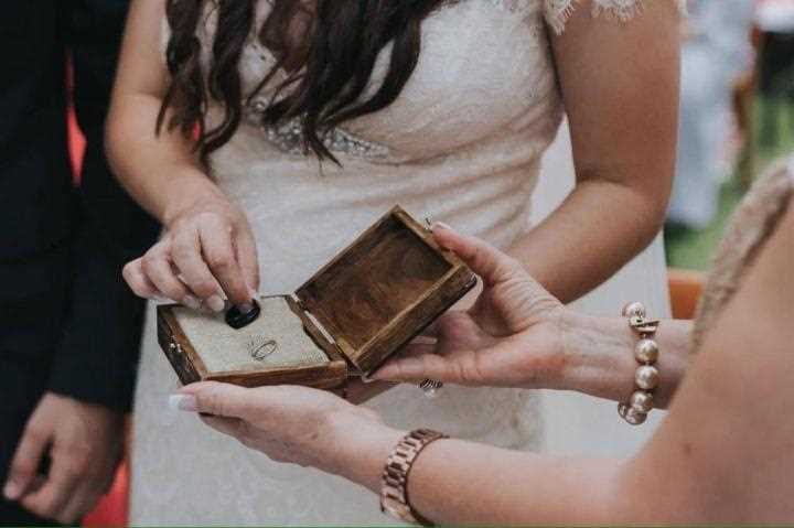 ¿Cómo se entregan los anillos de boda?