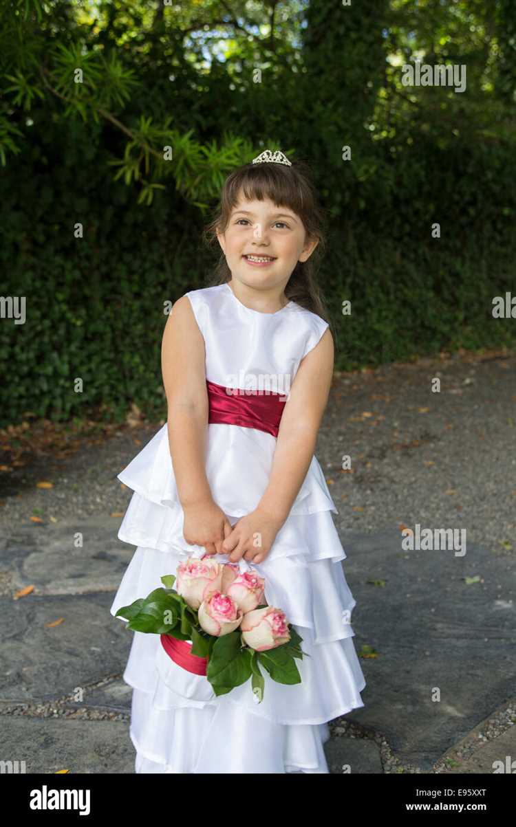 ¿Cómo se llama la niña de las flores en una boda?