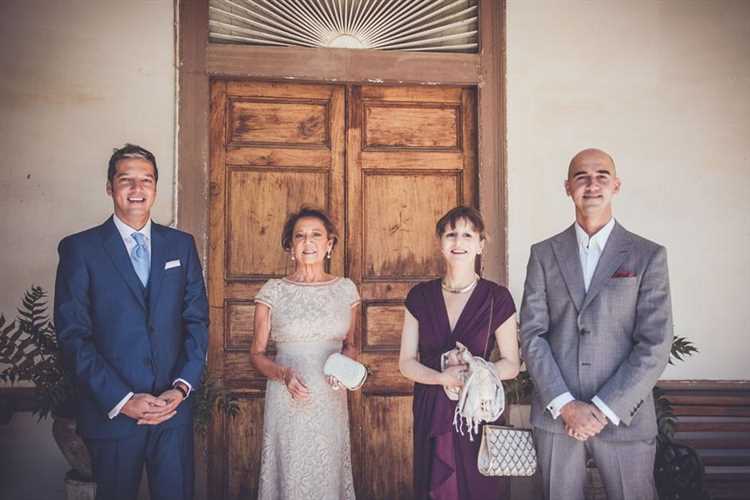 ¿Dónde se coloca la madrina en una boda?