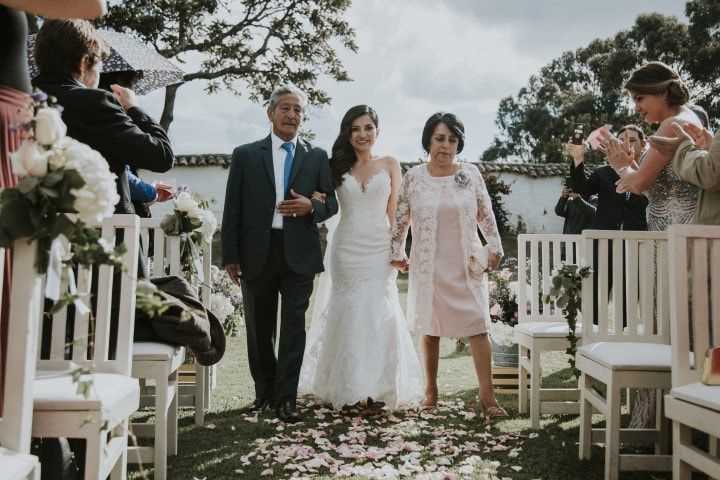 ¿Quién debe entregar al novio en el altar?