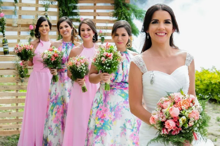 ¿Quién decide el color del vestido de las damas de honor?