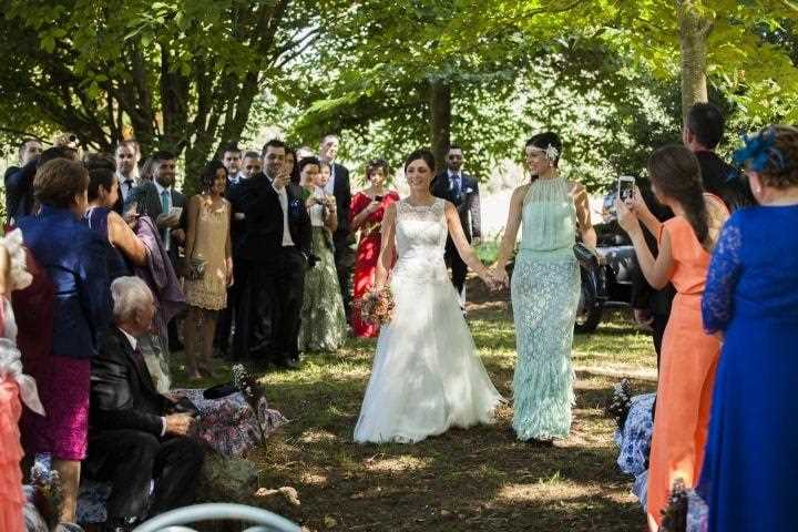 ¿Quién entrega a la novia en el altar si no está el papá?