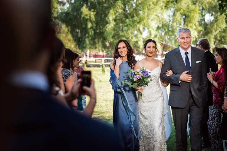 ¿Quién entrega a la novia en la boda?