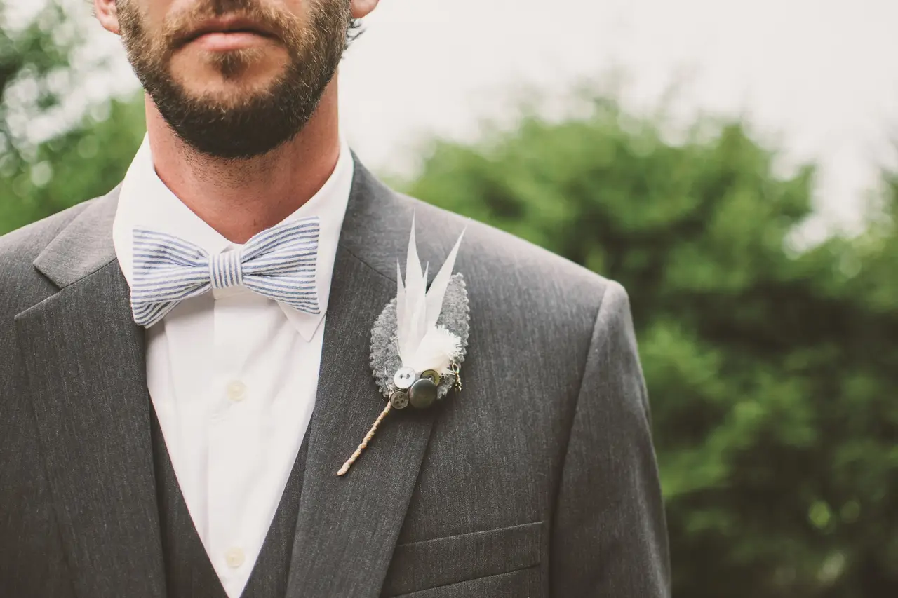 ¿Quién coloca la boutonniere en la boda?