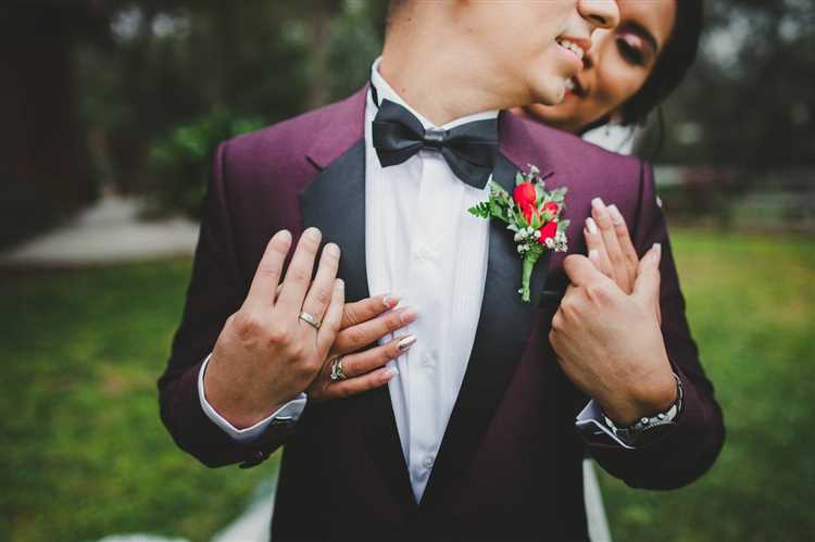 ¿Quién le pone el boutonniere del novio?