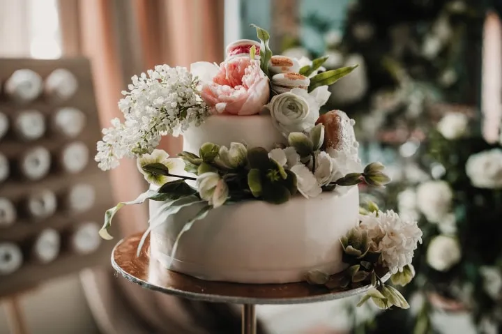 ¿Quién sirve el pastel en una boda?