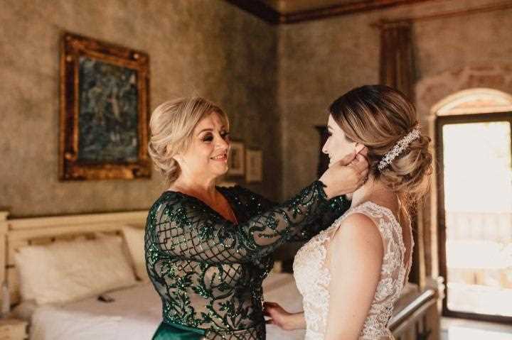 ¿Qué debe hacer la mamá del novio en la boda?