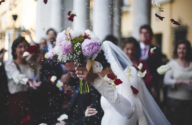 ¿Qué dice la novia al recibir las arras?