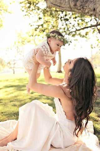 ¿Qué es lo que hace la niña de las flores de boda?