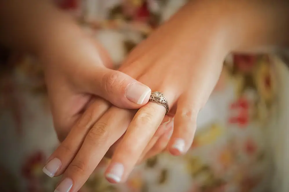 ¿Qué se hace con el anillo de compromiso después de la boda?