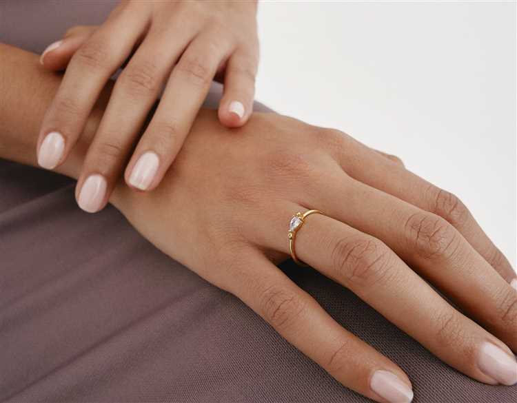 ¿Qué significa un anillo en la mano derecha de una mujer?